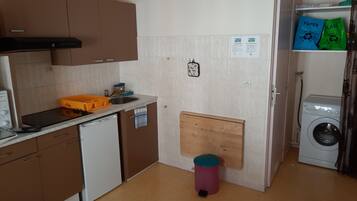 Een koelkast, een microgolfoven, een oven, een kookplaat