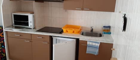 Réfrigérateur, four à micro-ondes, un four, surface de cuisson