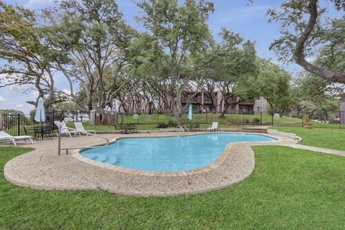 Groovy Getaway | Lake Access, Pool, Tennis, 72-Hr Boat Parking