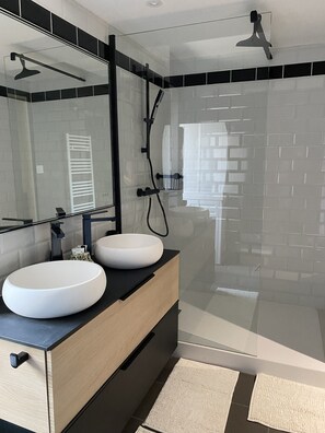Dusche, Haartrockner, Handtücher, Seife