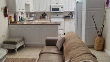 Smart TV, libros y estéreo