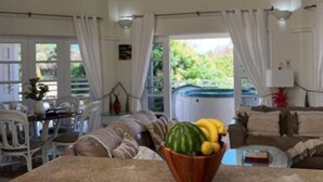 Una cocina con mostrador, lavavajillas y comedor con sillas y mesa.