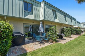 Outdoor dining - Forest Beach Townhome - 2BR/1.5 Bath - Pet Friendly - Short Walk to Beach (Hilton Head Island)