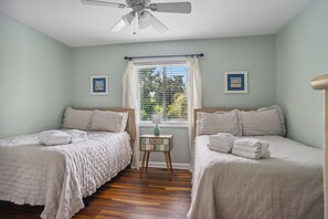2 bedrooms, iron/ironing board, free WiFi, bed sheets - Forest Beach Townhome - 2BR/1.5 Bath - Pet Friendly - Short Walk to Beach (Hilton Head Island)