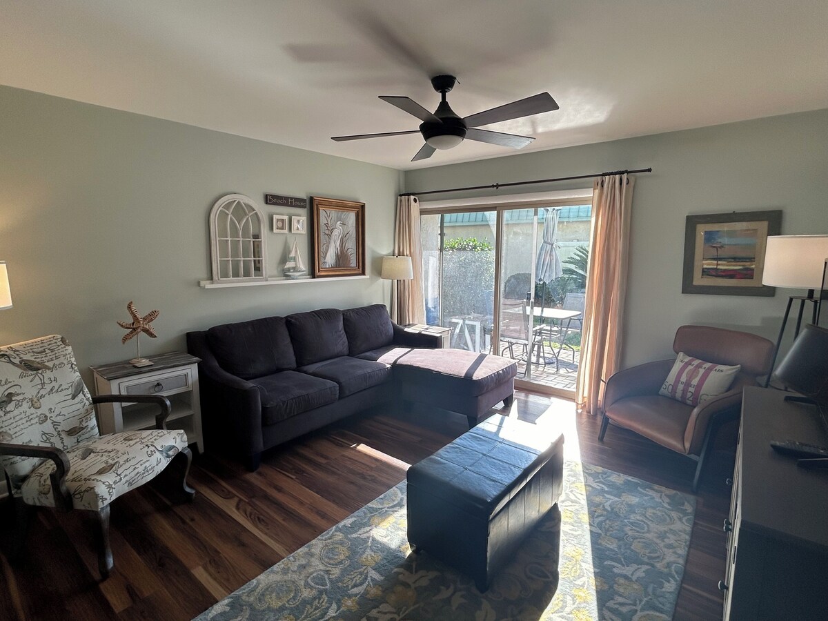 Forest Beach Townhome - 2BR/1.5 Bath - Pet Friendly - Short Walk to Beach