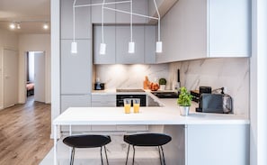 Deluxe-Apartment, 2 Schlafzimmer, Terrasse, Stadtblick | Eigene Küche | Großer Kühlschrank, Ofen, Herdplatte, Geschirrspüler