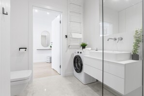 Departamento superior, 2 habitaciones, balcón, vista a la ciudad | Baño | Secadora de cabello, toallas, jabón, shampoo 