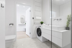Superior Apartment, 2 Bedrooms, Balcony, City View | Bathroom | Hair dryer, towels, soap, shampoo