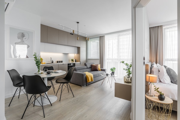 Departamento superior, 2 habitaciones, balcón, vista a la ciudad | Escritorio y espacio para trabajar con laptop