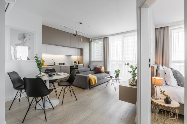 Appartement Supérieur, 2 chambres, balcon, vue ville | Bureau, espace de travail pour ordinateur portable