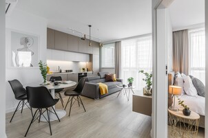 高级公寓, 2 间卧室, 阳台, 城市景观 | 办公桌、笔记本电脑工作区、熨斗/熨衣板、免费 WiFi