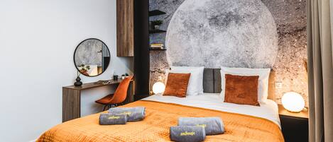 Deluxe-Apartment, 2 Schlafzimmer, Terrasse, Stadtblick | Schreibtisch, laptopgeeigneter Arbeitsplatz, Bügeleisen/Bügelbrett