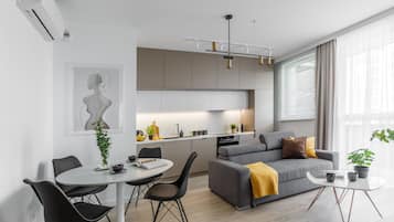 Appartamento Superior, 2 camere da letto, balcone, vista città | Soggiorno | Smart TV 60 pollici con canali digitali, TV, Netflix