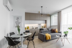 Superior appartement, 2 slaapkamers, balkon, uitzicht op de stad | Woonkamer | Een 60-inch smart-tv met digitale zenders, televisie en Netflix