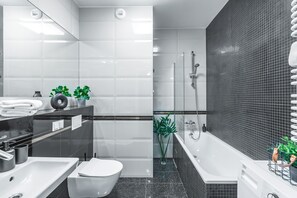 Departamento panorámico, 2 habitaciones, Terraza, vista a la ciudad | Baño | Secadora de cabello, toallas, jabón, shampoo 