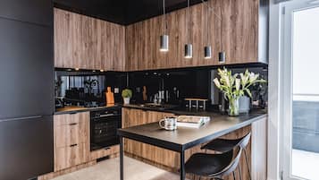 Refrigerador con freezer, horno, placa de cocina, lavavajillas