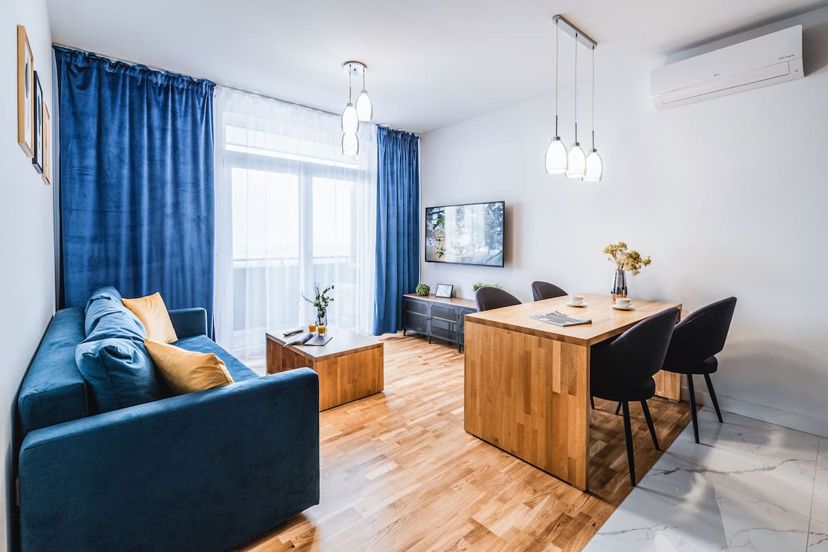 Panorama appartement, 2 slaapkamers, terras, uitzicht op stad | Woonruimte | Een 60-inch smart-tv met digitale zenders, een televisie en Netflix