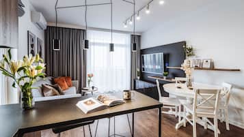 Deluxe appartement, 2 slaapkamers, terras, uitzicht op stad | 2 slaapkamers, een bureau, een laptopwerkplek