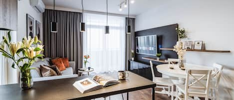 Deluxe appartement, 2 slaapkamers, terras, uitzicht op stad | Een bureau, een laptopwerkplek, een strijkplank/strijkijzer, gratis wifi