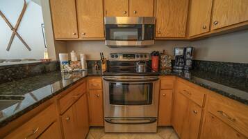 KylskÄp, mikrovÄgsugn, ugn och spishÀll