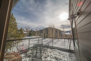 Outdoor dining - Beautifully Furnished 2B/2B, On the Shuttle Route (Keystone)