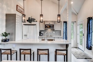 Refrigerador con congelador, microondas y parrilla de estufa