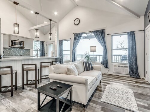 Romantic Lakeview Retreat with King Bed, Jacuzzi Tub & Sunset Views