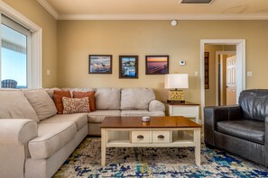 TV, books - Oceanfront Deck, Overlooking the Wave! Pet-Friendly - KeyWester (Dauphin Island)