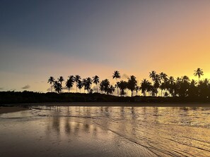 On the beach, white sand, 3 beach bars - POUSADA HORIZONTE AZUL (Cairu)