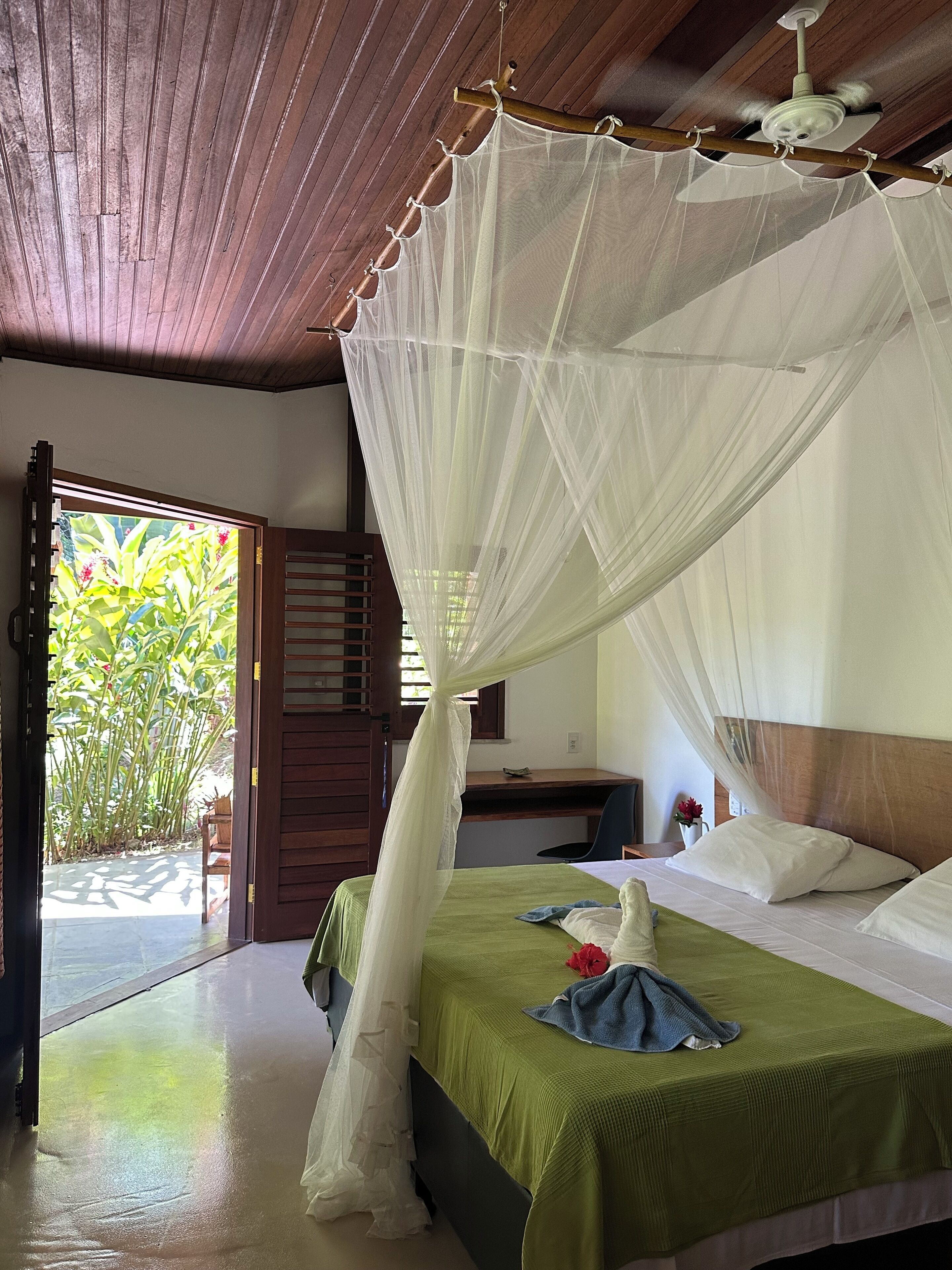 Quarto casal superior | Camas com colchões de espuma com sistema de memória, frigobar