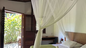 Quarto casal superior | Camas com colchões de espuma com sistema de memória, frigobar