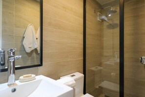 Douche, sèche-cheveux, serviettes fournies