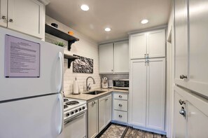 Refrigerador, microondas, parrilla de estufa y cafetera y tetera 