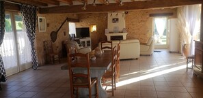 Smart-TV, Kamin, Tischfußball, Tischtennisplatte