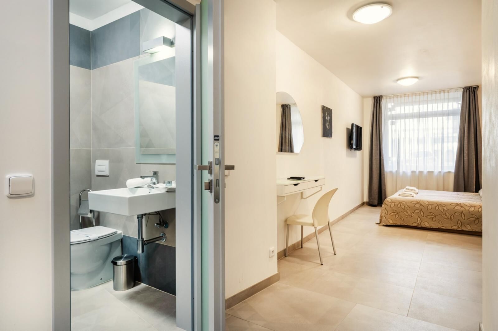 1 chambre, fer et planche à repasser, draps fournis