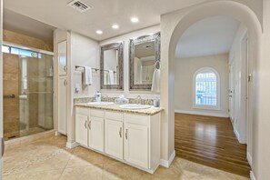 Combined shower/bathtub, hair dryer, towels - Sonoran Serenity l Heated Pool l Games l BBQ (Phoenix)