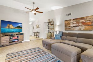 Smart TV, table football - Sonoran Serenity l Heated Pool l Games l BBQ (Phoenix)