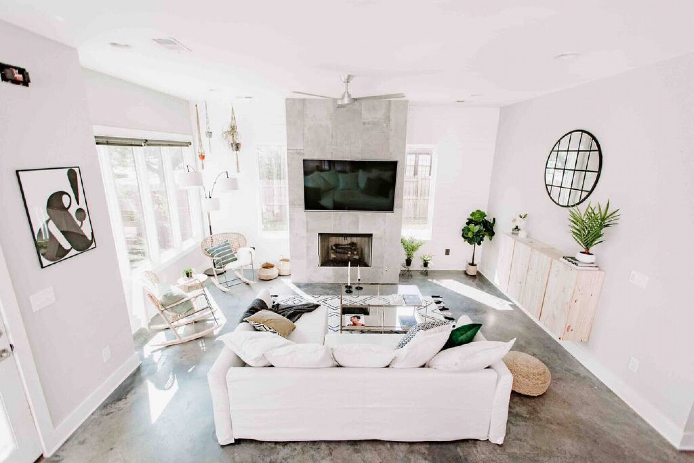 Modern Luxury 5 Beds, 3 Bedroom - Rooftop Deck & Only 3 miles to Downtown