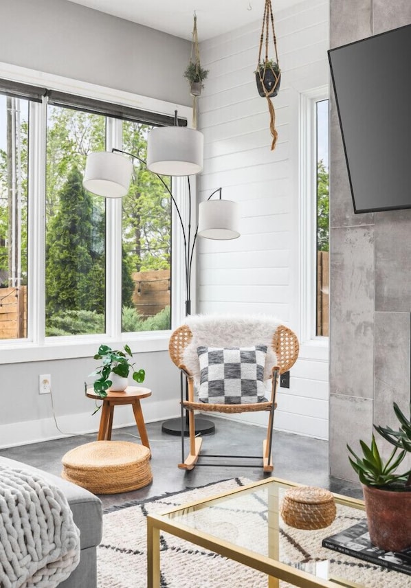 Smart TV, fireplace - House with Fenced-In Yard and Rooftop Deck, 3 miles to Downtown (Nashville)