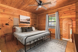 3 bedrooms, desk, iron/ironing board, free WiFi