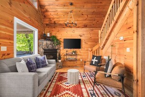 Smart TV, fireplace, ping pong - Mountain Retreat with 3 Bedrooms + Hot Tub, Pool, Ping Pong & Views! (Sevierville)