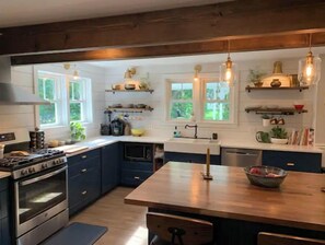 Fridge, microwave, oven, stovetop - In the heart of town, a modern farmhouse (Middlebury)