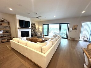 TV, fireplace, table tennis, stereo