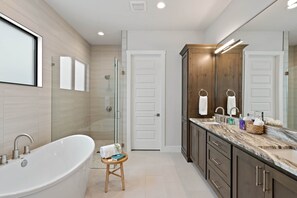Shower, hair dryer, towels, soap - Waterhouse at Lake LBJ Residence I, 6 King Bedrooms|  Pool, Spa, Boat & PWC Lift, Slide  (Kingsland)