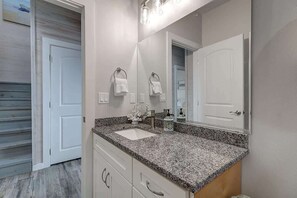 Combined shower/bathtub, towels