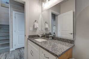 Combined shower/tub, towels