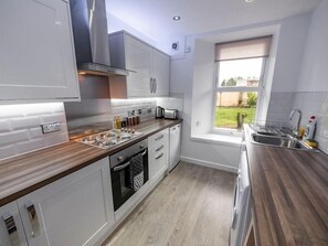 Fridge, microwave, oven, stovetop - ☆ New Superhost Listing- Broughty Ferry Studio ☆ (Dundee)