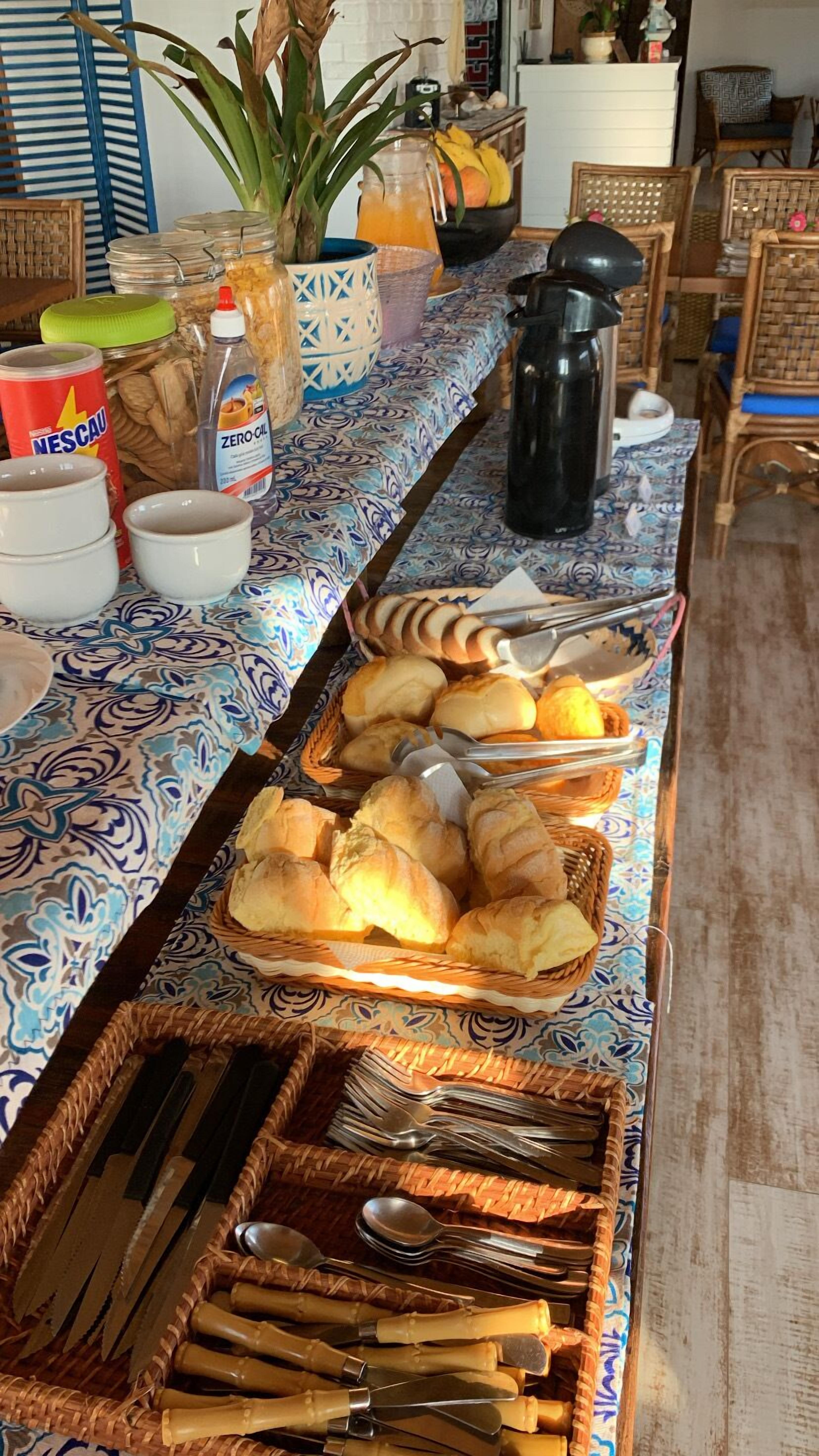 Una mesa de buffet con diversos alimentos, utensilios y condimentos.