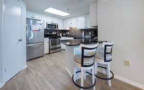 Kühlschrank, Mikrowelle, Ofen, Geschirrspüler