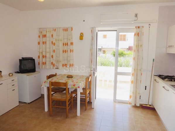 Dining - Studio apartment BOMB (Lido Marini)
